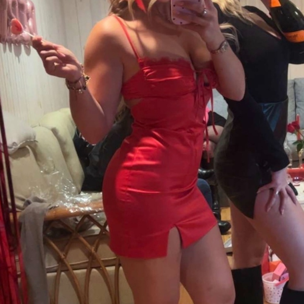 PrettyLittleThing Scarlet Satin Top - Picture 6 of 6